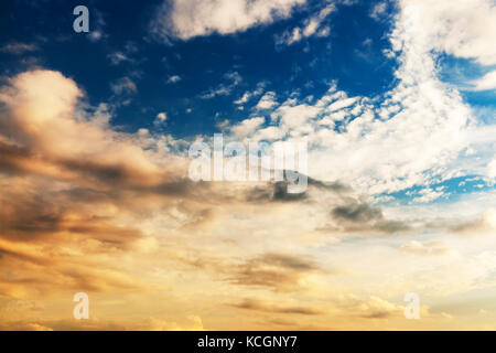 Les cumulus de gris et blanc contre le ciel bleu. Photographié de près. Banque D'Images
