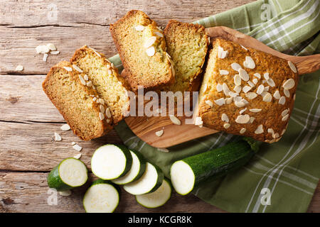 Tranches de pain de courgettes aux amandes close-up sur la table supérieure horizontale. Vue de dessus Banque D'Images