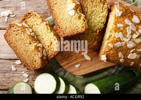 Des tranches de pain de courgettes aux amandes close-up sur la table supérieure horizontale. Vue de dessus Banque D'Images