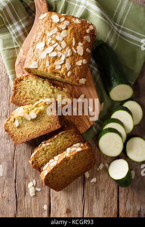 Tranches de pain de courgettes aux amandes close-up sur la table. vertical haut Vue de dessus Banque D'Images