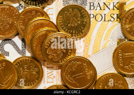 Photographié close-up d'origine polonaise - monnaies et billets pln , couché dans un tas de petite profondeur de champ. Banque D'Images