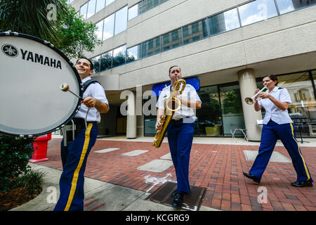 Des soldats américains affectés à la 246e bande militaire de la Garde nationale de Caroline du Sud, exécutent des numéros musicaux au marché de la ville de Soda sur main St., à Columbia, en Caroline du Sud, le 24 juin 2017. La mission de la 246e bande militaire est de partager l'histoire de la Garde nationale par la musique dans le cadre de leur tournée annuelle de concert d'été qui les emmène dans de nombreuses communautés de l'État de Caroline du Sud. (ÉTATS-UNIS Photo de la Garde nationale aérienne par Tech. Sgt. Jorge Intriago) Banque D'Images