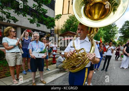 Des soldats américains affectés à la 246e bande militaire de la Garde nationale de Caroline du Sud, exécutent des numéros musicaux au marché de la ville de Soda sur main St., à Columbia, en Caroline du Sud, le 24 juin 2017. La mission de la 246e bande militaire est de partager l'histoire de la Garde nationale par la musique dans le cadre de leur tournée annuelle de concert d'été qui les emmène dans de nombreuses communautés de l'État de Caroline du Sud. (ÉTATS-UNIS Photo de la Garde nationale aérienne par Tech. Sgt. Jorge Intriago) Banque D'Images