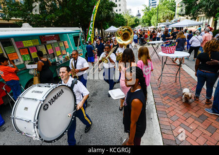 Des soldats américains affectés à la 246e bande militaire de la Garde nationale de Caroline du Sud, exécutent des numéros musicaux au marché de la ville de Soda sur main St., à Columbia, en Caroline du Sud, le 24 juin 2017. La mission de la 246e bande militaire est de partager l'histoire de la Garde nationale par la musique dans le cadre de leur tournée annuelle de concert d'été qui les emmène dans de nombreuses communautés de l'État de Caroline du Sud. (ÉTATS-UNIS Photo de la Garde nationale aérienne par Tech. Sgt. Jorge Intriago) Banque D'Images