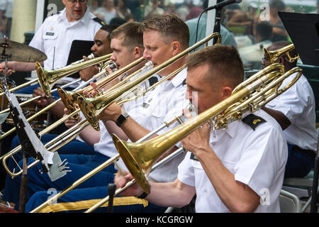 Des soldats américains affectés à la 246e bande militaire de la Garde nationale de Caroline du Sud, exécutent des numéros musicaux au marché de la ville de Soda sur main St., à Columbia, en Caroline du Sud, le 24 juin 2017. La mission de la 246e bande militaire est de partager l'histoire de la Garde nationale par la musique dans le cadre de leur tournée annuelle de concert d'été qui les emmène dans de nombreuses communautés de l'État de Caroline du Sud. (ÉTATS-UNIS Photo de la Garde nationale aérienne par Tech. Sgt. Jorge Intriago) Banque D'Images