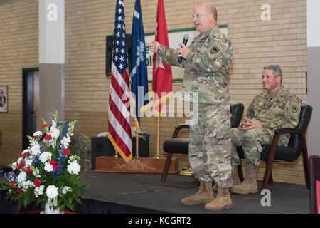 L'armée américaine le maj. gen. robert e. Livingston, jr., l'adjudant général de la Caroline du Sud, offre des commentaires au cours de la cérémonie de promotion de l'armée américaine pour le col. Jeffrey a. Jones, adjudant général adjoint pour l'armée dans la garde nationale de Caroline du Sud, promu au rang de brig. gen. à la garde nationale de Caroline du sud des forces conjointes du bâtiment du siège, à Columbia, en Caroline du Sud, le 8 juillet 2017. Jones est responsable de la surveillance de l'état de préparation de la garde nationale de l'armée et la formation et sert également le commandant double statut au cours de l'appui militaire aux missions de l'autorité civile. (U.s. army Banque D'Images