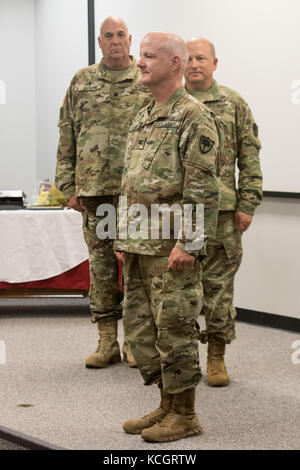 Col de l'armée américaine. david d. coldren, officier des transmissions et chef de la garde nationale de Caroline du Sud pour les initiatives, prend sa retraite au cours d'une cérémonie tenue à l'immeuble du siège des forces conjointes de Columbia, Caroline du Sud, le 8 juillet 2017. coldren commença sa carrière militaire en 1987, au service de 2 ans, à la garde nationale de Floride, 8 ans dans la garde nationale de l'indiana, qui a abouti à 18 ans dans la garde nationale de Caroline du Sud. (U.s. Army National Guard photo par le sgt Brian calhoun). Banque D'Images