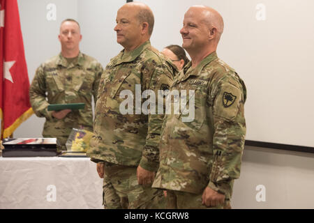 Col de l'armée américaine. david d. coldren, officier des transmissions et chef de la garde nationale de Caroline du Sud pour les initiatives, prend sa retraite au cours d'une cérémonie tenue à l'immeuble du siège des forces conjointes de Columbia, Caroline du Sud, le 8 juillet 2017. coldren commença sa carrière militaire en 1987, au service de 2 ans, à la garde nationale de Floride, 8 ans dans la garde nationale de l'indiana, qui a abouti à 18 ans dans la garde nationale de Caroline du Sud. (U.s. Army National Guard photo par le sgt Brian calhoun). Banque D'Images