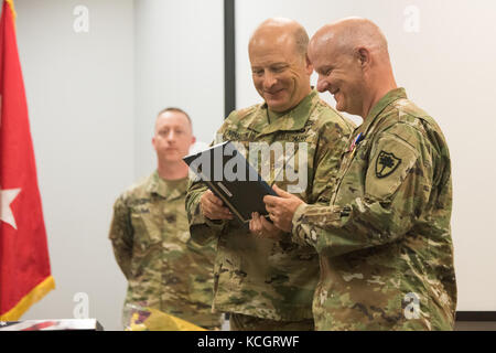 Col de l'armée américaine. david d. coldren, officier des transmissions et chef de la garde nationale de Caroline du Sud pour les initiatives, prend sa retraite au cours d'une cérémonie tenue à l'immeuble du siège des forces conjointes de Columbia, Caroline du Sud, le 8 juillet 2017. coldren commença sa carrière militaire en 1987, au service de 2 ans, à la garde nationale de Floride, 8 ans dans la garde nationale de l'indiana, qui a abouti à 18 ans dans la garde nationale de Caroline du Sud. (U.s. Army National Guard photo par le sgt Brian calhoun). Banque D'Images