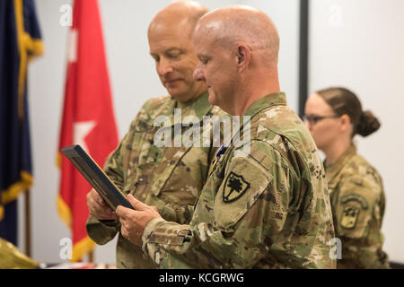 Col de l'armée américaine. david d. coldren, officier des transmissions et chef de la garde nationale de Caroline du Sud pour les initiatives, prend sa retraite au cours d'une cérémonie tenue à l'immeuble du siège des forces conjointes de Columbia, Caroline du Sud, le 8 juillet 2017. coldren commença sa carrière militaire en 1987, au service de 2 ans, à la garde nationale de Floride, 8 ans dans la garde nationale de l'indiana, qui a abouti à 18 ans dans la garde nationale de Caroline du Sud. (U.s. Army National Guard photo par le sgt Brian calhoun). Banque D'Images