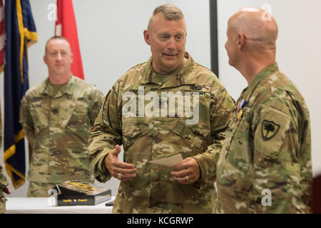 Col de l'armée américaine. david d. coldren, officier des transmissions et chef de la garde nationale de Caroline du Sud pour les initiatives, prend sa retraite au cours d'une cérémonie tenue à l'immeuble du siège des forces conjointes de Columbia, Caroline du Sud, le 8 juillet 2017. coldren commença sa carrière militaire en 1987, au service de 2 ans, à la garde nationale de Floride, 8 ans dans la garde nationale de l'indiana, qui a abouti à 18 ans dans la garde nationale de Caroline du Sud. (U.s. Army National Guard photo par le sgt Brian calhoun). Banque D'Images