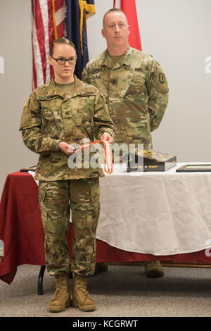 Col de l'armée américaine. david d. coldren, officier des transmissions et chef de la garde nationale de Caroline du Sud pour les initiatives, prend sa retraite au cours d'une cérémonie tenue à l'immeuble du siège des forces conjointes de Columbia, Caroline du Sud, le 8 juillet 2017. coldren commença sa carrière militaire en 1987, au service de 2 ans, à la garde nationale de Floride, 8 ans dans la garde nationale de l'indiana, qui a abouti à 18 ans dans la garde nationale de Caroline du Sud. (U.s. Army National Guard photo par le sgt Brian calhoun). Banque D'Images