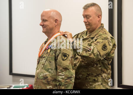 Col de l'armée américaine. david d. coldren, officier des transmissions et chef de la garde nationale de Caroline du Sud pour les initiatives, prend sa retraite au cours d'une cérémonie tenue à l'immeuble du siège des forces conjointes de Columbia, Caroline du Sud, le 8 juillet 2017. coldren commença sa carrière militaire en 1987, au service de 2 ans, à la garde nationale de Floride, 8 ans dans la garde nationale de l'indiana, qui a abouti à 18 ans dans la garde nationale de Caroline du Sud. (U.s. Army National Guard photo par le sgt Brian calhoun). Banque D'Images