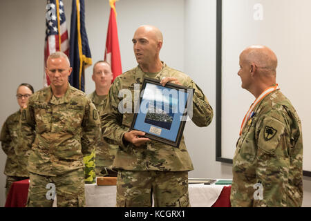 Col de l'armée américaine. david d. coldren, officier des transmissions et chef de la garde nationale de Caroline du Sud pour les initiatives, prend sa retraite au cours d'une cérémonie tenue à l'immeuble du siège des forces conjointes de Columbia, Caroline du Sud, le 8 juillet 2017. coldren commença sa carrière militaire en 1987, au service de 2 ans, à la garde nationale de Floride, 8 ans dans la garde nationale de l'indiana, qui a abouti à 18 ans dans la garde nationale de Caroline du Sud. (U.s. Army National Guard photo par le sgt Brian calhoun). Banque D'Images