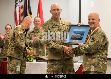 Col de l'armée américaine. david d. coldren, officier des transmissions et chef de la garde nationale de Caroline du Sud pour les initiatives, prend sa retraite au cours d'une cérémonie tenue à l'immeuble du siège des forces conjointes de Columbia, Caroline du Sud, le 8 juillet 2017. coldren commença sa carrière militaire en 1987, au service de 2 ans, à la garde nationale de Floride, 8 ans dans la garde nationale de l'indiana, qui a abouti à 18 ans dans la garde nationale de Caroline du Sud. (U.s. Army National Guard photo par le sgt Brian calhoun). Banque D'Images