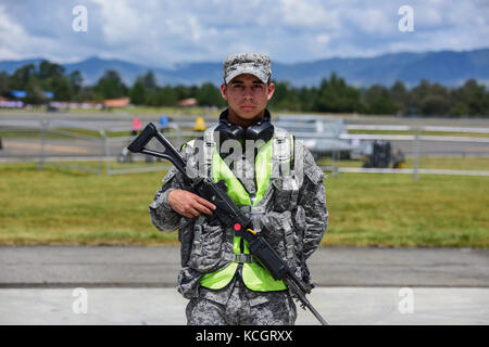 La Force aérienne colombienne Tech. Le Sgt. David Sastre, un agent de la police militaire, monte la garde sur l'actif de l'armée américaine à l'aéroport international José María Córdova lors de F-AIR 2017 en 1790, la Colombie, le 11 juillet 2017. La participation militaire des États-Unis dans l'air show est l'occasion de renforcer nos relations militaires avec les partenaires régionaux et donne l'occasion de rencontrer nos homologues de la force aérienne colombienne et de faciliter l'interopérabilité, qui peuvent être exercés dans la coopération future des événements tels que des exercices et de la formation. (U.S. Photo de la Garde nationale aérienne par la Haute Banque D'Images