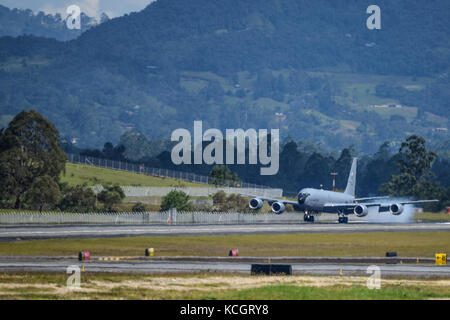 Un KC-135 Stratotanker des États-Unis affecté à la base aérienne de Tinker à l'aéroport international José María Córdova pendant Feria Aeronautica Internacional—Colombia 2017 à Rionegra, Colombie, le 11 juillet 2017. L’US Air Force participe à l’exposition aérienne de quatre jours avec deux F-16 de la Garde nationale de l’air de Caroline du Sud comme écrans statiques, ainsi que des affichages statiques d’un KC-135, KC-10, et une démonstration aérienne F-16 par l’équipe de démonstration Viper East du Commandement de combat aérien. La participation militaire des États-Unis à l'exposition aérienne offre l'occasion de renforcer nos relations militaires Banque D'Images