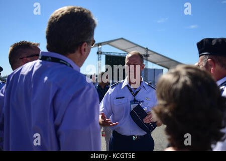 Le lieutenant général Mark Kelly, commandant de la 12e Force aérienne, s'entretient avec Kevin Whitaker, ambassadeur des États-Unis à Bogota Colombie, à l'aéroport international José María Córdova, durant la Feria Aeronautica Internacional—Colombia 2017à Rionegra, Colombie, le 17 juillet 2017. L’US Air Force participe à l’exposition aérienne de quatre jours avec deux F-16 de la Garde nationale de l’air de Caroline du Sud comme écrans statiques, ainsi que des affichages statiques d’un KC-135, KC-10, et une démonstration aérienne F-16 par l’équipe de démonstration Viper East du Commandement de combat aérien. Participation militaire des États-Unis à l'exposition aérienne p Banque D'Images