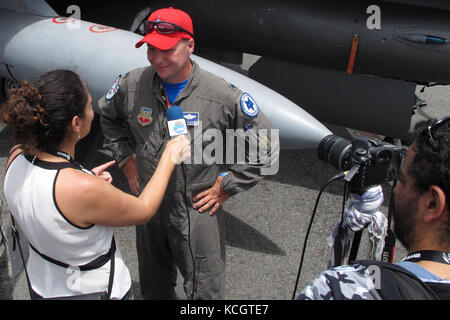 Un journaliste d'une station de télévision colombienne interview le lieutenant de l'armée de l'air américaine, le colonel Andrew Thorne, tandis que Tech. Sgt. Jorge Intriago traduit en espagnol devant une Garde nationale aérienne de Caroline du Sud F-16 lors de la Feria Aeronautica Internacional – Colombie de la Force aérienne colombienne, à Rionegra, le 14 juillet 2017. L’US Air Force participe au spectacle aérien de quatre jours avec deux F-16 de la Garde nationale de l’air de Caroline du Sud en affichages statiques, plus des affichages statiques d’un KC-135, KC-10, ainsi qu’une démonstration aérienne par l’équipe de démonstration Viper East du Commandement de combat aérien et un survol B-52. L'ONU Banque D'Images