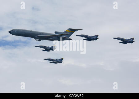 La Force aérienne colombienne avions volent en formation au-dessus de l'aéroport international José María Córdova Aeronautica lors de la Feria Internacional-Colombie 2017 en 1790, la Colombie, le 11 juillet 2017. L'United States Air Force participe au spectacle aérien de quatre jours avec deux Caroline du Sud Air National Guard F-16s comme statique, ainsi qu'une exposition statique d'un KC-135, KC-10, ainsi qu'un F-16 de démonstration aérienne par l'Air Combat Command le Viper de l'équipe de démonstration de l'Est. La participation militaire des États-Unis dans l'air show est l'occasion de renforcer nos relations militaires avec les par Banque D'Images