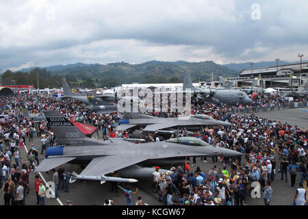 Une vue de la foule à la Feria Aeronautica Internaccional - Colombie en 1790, le 15 juillet 2017, vu de l'intérieur d'un KC-10 de la 349e Escadre de mobilité aérienne Travis Air Force Base, en Californie l'United States Air Force apporte son soutien à l'Armée de l'air colombienne au cours de l'international air show en fournissant deux Caroline du Sud Air National Guard F-16s comme statique, ainsi qu'une exposition statique d'un KC-135, KC-10, ainsi qu'un F-16 de démonstration aérienne par l'Air Combat Command le Viper de l'équipe de démonstration de l'Est. (U.S. Photo de la Garde nationale aérienne par le Capitaine Stephen D. Hudson). Banque D'Images