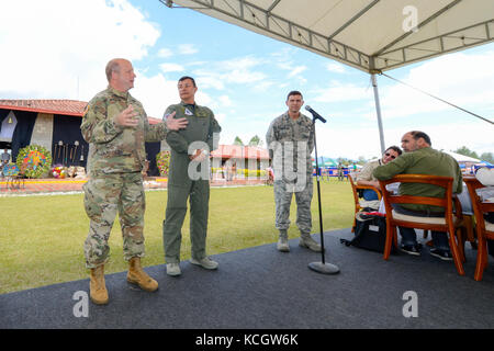 Le général de division de l'armée américaine Robert E. Livingston, Jr., l'Adjutant général de la Garde nationale de Caroline du Sud, décerne le général de l'armée de l'air colombienne Carlos Vargas Bueno, commandant de l'armée de l'air colombienne, Avec une Médaille du service méritoire de Caroline du Sud pour son dévouement à l'amélioration du programme de partenariat entre la Caroline du Sud et l'armée colombienne, Rionegra (Colombie), 15 juillet 2017. La Garde nationale de Caroline du Sud est jumelée avec la Colombie par le biais du programme de partenariat d’État de la Garde nationale depuis 2012. (ÉTATS-UNIS Photo de la Garde nationale aérienne par Tech. Sgt. Jorge Intriago) Banque D'Images