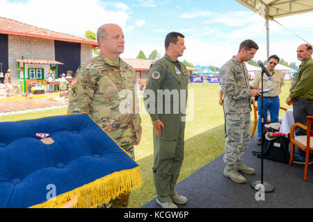 Le général de division de l'armée américaine Robert E. Livingston, Jr., l'Adjutant général de la Garde nationale de Caroline du Sud, décerne le général de l'armée de l'air colombienne Carlos Vargas Bueno, commandant de l'armée de l'air colombienne, Avec une Médaille du service méritoire de Caroline du Sud pour son dévouement à l'amélioration du programme de partenariat entre la Caroline du Sud et l'armée colombienne, Rionegra (Colombie), 15 juillet 2017. La Garde nationale de Caroline du Sud est jumelée avec la Colombie par le biais du programme de partenariat d’État de la Garde nationale depuis 2012. (ÉTATS-UNIS Photo de la Garde nationale aérienne par Tech. Sgt. Jorge Intriago) Banque D'Images