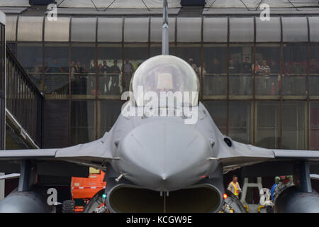 Les gens regardent comme un avion de chasse F-16 de la US Air Force, affecté à la 169e aile de la Garde nationale de l'Air de Caroline du Sud, se prépare à partir après Feria Aeronautica Internacional—Colombia 2017 à l'aéroport international José María Córdova à Rionegra, en Colombie, le 17 juillet 2017. L’Armée de l’air des États-Unis a participé à l’exposition aérienne de quatre jours, avec deux F-16 de la Garde nationale de l’air de Caroline du Sud comme expositions statiques, plus des expositions statiques d’un KC-135, KC-10, ainsi qu’une démonstration aérienne F-16 par l’équipe de démonstration Viper East du Commandement de combat aérien. Participation militaire des États-Unis à la Banque D'Images