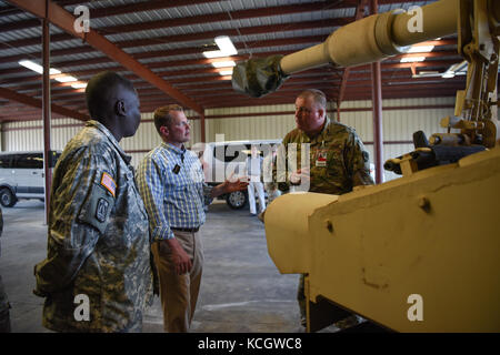 Lt gov. of South Carolina kevin Bryant visite avec le 1-118ème bataillon d'infanterie au cours de leur assemblée annuelle de la formation et de la jeunesse de l'académie des cadets à défi mccrady training center à eastover, Caroline du Sud le 21 juillet 2017. bryant apprend les opérations quotidiennes et le but pour chaque emploi du soldat au sein de la 1-118e tandis que le défi jeunesse academy est conçu pour aider les jeunes hommes et les femmes apprennent les techniques de dynamique de la vie et l'éducation nécessaires pour réussir. (U.s. Army National Guard photo par spc. Chelsea baker) Banque D'Images