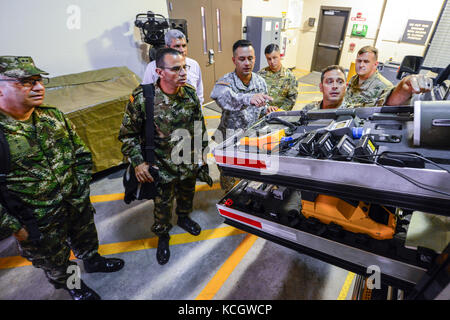 L'armée colombienne le maj. gen. nestor rogelio robinson, commandant de l'armée colombienne et transition brig. gen. Luis Emilio Cardozo, commandant du génie de l'armée colombienne, visitez la 43e équipe de soutien civil avec la garde nationale de Caroline du Sud à l'armoirie de Pine Ridge, West Columbia, Caroline du Sud, le 25 juillet 2017. Robinson et cardozo sont en visite dans la garde nationale de Caroline du Sud pour en savoir plus sur la manière dont la garde côtière canadienne, les trains, soutient et maintient une force expéditionnaire de la réserve. (Photo de la garde nationale américaine par tech. sgt. Jorge intriago) Banque D'Images