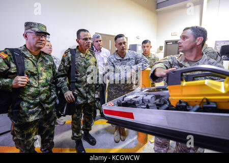 L'armée colombienne le maj. gen. nestor rogelio robinson, commandant de l'armée colombienne et transition brig. gen. Luis Emilio Cardozo, commandant du génie de l'armée colombienne, visitez la 43e équipe de soutien civil avec la garde nationale de Caroline du Sud à l'armoirie de Pine Ridge, West Columbia, Caroline du Sud, le 25 juillet 2017. Robinson et cardozo sont en visite dans la garde nationale de Caroline du Sud pour en savoir plus sur la manière dont la garde côtière canadienne, les trains, soutient et maintient une force expéditionnaire de la réserve. (Photo de la garde nationale américaine par tech. sgt. Jorge intriago) Banque D'Images