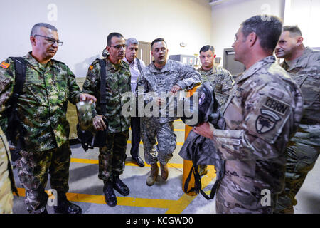 L'armée colombienne le maj. gen. nestor rogelio robinson, commandant de l'armée colombienne et transition brig. gen. Luis Emilio Cardozo, commandant du génie de l'armée colombienne, visitez la 43e équipe de soutien civil avec la garde nationale de Caroline du Sud à l'armoirie de Pine Ridge, West Columbia, Caroline du Sud, le 25 juillet 2017. Robinson et cardozo sont en visite dans la garde nationale de Caroline du Sud pour en savoir plus sur la manière dont la garde côtière canadienne, les trains, soutient et maintient une force expéditionnaire de la réserve. (Photo de la garde nationale américaine par tech. sgt. Jorge intriago) Banque D'Images