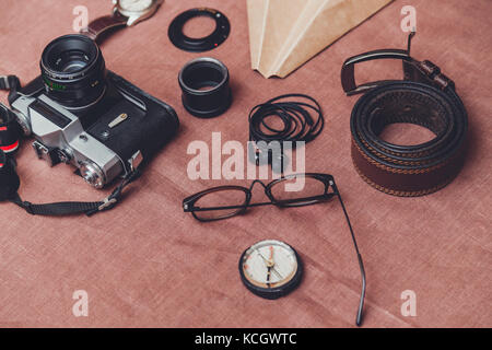 Accessoires pour hommes, chaussures, ceinture, lunettes, porte-monnaie, montre, téléphone, l'appareil photo Banque D'Images