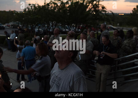 Des soldats américains affectés à la garde nationale de Caroline du Sud et des organismes de l'État voir l'éclipse solaire en Caroline du Sud, division de la gestion des urgences s.c., aug. 21, 2017. Cet événement historique est censé donner aux millions de touristes jusqu'à la Caroline du Sud, l'éclipse solaire totale s'exécute en diagonale à travers les États-Unis du New Jersey à la Caroline du Sud. (U.s. Army National Guard photo par spc chelsea baker) Banque D'Images