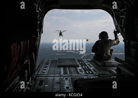 Une formation de six l.c. Army National Guard CH-47F Chinook hélicoptères de transport lourd du détachement affecté à 1, la compagnie b, 2-238ème bataillon de l'aviation d'appui général, 59e troupe aviation commande, part pour une année de déploiement en Afghanistan, scng Army Aviation Support Facility (emplacement 2), Caroline du sud de la technologie et de l'aviation centre, Greenville, s.c., le 24 août 2017. Les familles et les amis de la déploiement de soldats ont participé à l'événement. (U.s. Army National Guard photo courtoisie) Banque D'Images