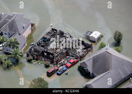 Les membres de l'hélicoptère de la Caroline du Sud l'équipe de sauvetage aquatique (sc-hart) effectuer des opérations de sauvetage à Port arthur, Texas, le 31 août 2017. Le sc-hart équipe se compose d'un UH-60 Black Hawk de l'Army National Guard de la Caroline du Sud avec quatre soldats qui s'est associé à trois des nageurs de l'Etat groupe de travail et fournir des capacités de sauvetage palan. plusieurs membres et organismes à l'échelle du pays ont été appelés à aider les citoyens touchés par l'importance des précipitations dans le Texas et la Louisiane de l'ouragan Harvey. (Photo de la garde nationale américaine par le sergent daniel j. Martinez) Banque D'Images