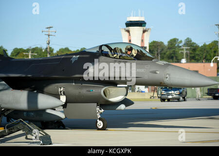 U.s. air force F-16 Fighting Falcon des avions de chasse de la Caroline du Sud Air National Guard's 169e escadre de chasse à la base de la garde nationale mixte guess, lancez vous installer en prévision de l'ouragan l'incidence éventuelle d'IRMA, sept. 9, 2017. L'ouragan irma a atteint un sommet en tant qu'ouragan de catégorie 5 dans l'océan atlantique et il est prévu d'avoir une incidence sur certaines parties de l'L.C. La garde nationale américaine (photo par le sgt caycee Watson) Banque D'Images