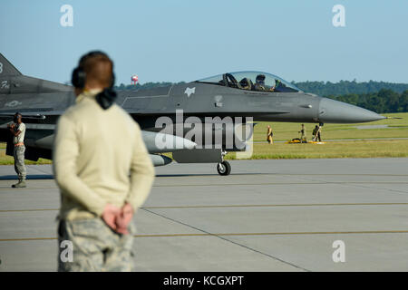 U.s. air force F-16 Fighting Falcon des avions de chasse de la Caroline du Sud Air National Guard's 169e escadre de chasse à la base de la garde nationale mixte guess, lancez vous installer en prévision de l'ouragan l'incidence éventuelle d'IRMA, sept. 9, 2017. L'ouragan irma a atteint un sommet en tant qu'ouragan de catégorie 5 dans l'océan atlantique et il est prévu d'avoir une incidence sur certaines parties de l'L.C. La garde nationale américaine (photo par le sgt caycee Watson) Banque D'Images