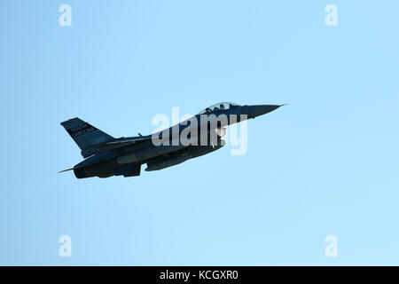 U.s. air force F-16 Fighting Falcon des avions de chasse de la Caroline du Sud Air National Guard's 169e escadre de chasse à la base de la garde nationale mixte guess, lancez vous installer en prévision de l'ouragan l'incidence éventuelle d'IRMA, sept. 9, 2017. L'ouragan irma a atteint un sommet en tant qu'ouragan de catégorie 5 dans l'océan atlantique et il est prévu d'avoir une incidence sur certaines parties de l'L.C. La garde nationale américaine (photo par le sgt caycee Watson) Banque D'Images