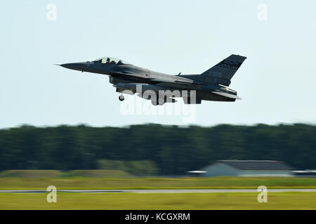 U.s. air force F-16 Fighting Falcon des avions de chasse de la Caroline du Sud Air National Guard's 169e escadre de chasse à la base de la garde nationale mixte guess, lancez vous installer en prévision de l'ouragan l'incidence éventuelle d'IRMA, sept. 9, 2017. L'ouragan irma a atteint un sommet en tant qu'ouragan de catégorie 5 dans l'océan atlantique et il est prévu d'avoir une incidence sur certaines parties de l'L.C. La garde nationale américaine (photo par le sgt caycee Watson) Banque D'Images