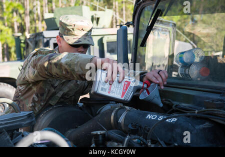 Un soldat de l'armée américaine à partir de la Caroline du sud de l'Army National Guard 1-118ème bataillon d'infanterie effectue l'entretien préventif sur un véhicule au Camp Blanding, fl sept. 13, 2017 leur mission principale est le soutien de l'état, fédéral et les organismes de gestion des urgences du comté et les premiers intervenants locaux pour aider les citoyens de Floride. Irma a touché terre sur cudjoe key dans les Keys de la Floride comme un ouragan de catégorie 4 sept 10, 2017. (U.s. Army National Guard photo prise par le sergent d'Erica Knight, 108e détachement des affaires publiques) Banque D'Images