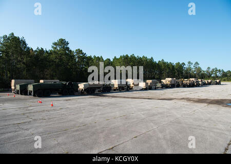 Des soldats de la garde nationale de Caroline du sud est 1-118ème bataillon d'infanterie au camp blanding véhicules étape fl, sept. 13, 2017 leur mission principale est le soutien de l'état, fédéral et les organismes de gestion des urgences du comté et les premiers intervenants locaux pour aider les citoyens de Floride. Irma a touché terre sur cudjoe key dans les Keys de la Floride comme un ouragan de catégorie 4 sept 10, 2017. (U.s. Army National Guard photo prise par le sergent d'Erica Knight, 108e détachement des affaires publiques) Banque D'Images