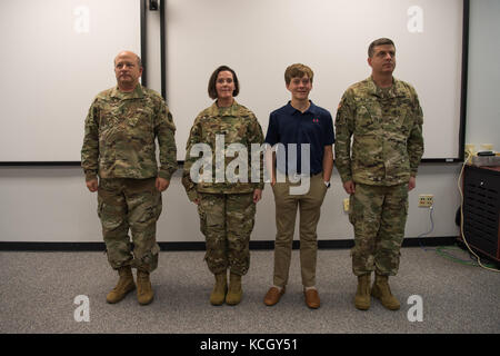 L'armée américaine. lt col. stephanie batten, commandant adjoint du commandement médical, clinique pour la garde nationale de Caroline du Sud, est promu au grade de colonel au cours d'une cérémonie tenue à l'adjudant général's building à Columbia, Caroline du Sud, le 22 septembre 2017. (U.s. Army National Guard photo par spc. Chelsea baker) Banque D'Images