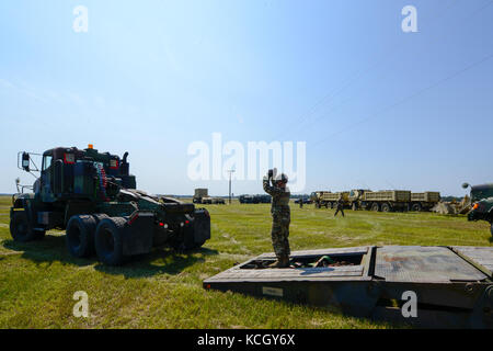 Des soldats américains affectés au 178e bataillon du génie, en Caroline du Sud Army National Guard, l'étape de l'équipement lourd pour le transport à Porto Rico à McEntire Joint National Guard Base. S.C. le 29 septembre, 2017. Des ingénieurs de Caroline du Sud sont envoyés pour aider à Puerto Rico avec les efforts de rétablissement après l'Ouragan Maria a dévasté l'île. (U.S. Air National Guard photo de Tech. Le Sgt. Jorge Intriago) Banque D'Images