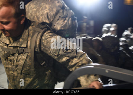 Les soldats de la garde nationale des États-Unis à partir de la Caroline du Sud la garde nationale 122e et 178e bataillons du génie mcentire partent de la base de la garde nationale commune à bord d'un KC-135 Stratotanker du 127e groupe de ravitaillement en vol, Selfridge Air National Guard Base, mich. de fournir des secours à l'ouragan maria puerto rico, oct. 1, 2017. Au cours des prochaines 24 heures, environ 150 soldats de la garde nationale de Caroline du Sud va déployer dans trois catégories de personnel avec l'appui de l'équipement. Le 122e est d'edgefield, l.c. et le 178ème est basé à partir de rock hill, L.C. (Photo de l'armée américaine d'ici le 1er lt. tracci dorgan) Banque D'Images