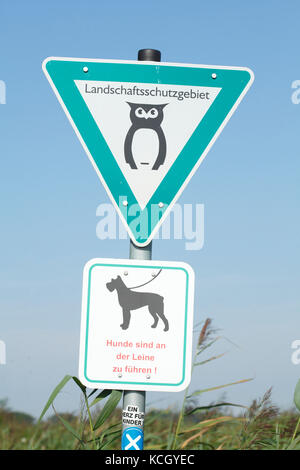 Inscription Zone de protection du paysage, les chiens sont d'être dirigé dans la corde (landschaftsschutzgebiet, hunde sind an der Leine zu führen en allemand) Banque D'Images