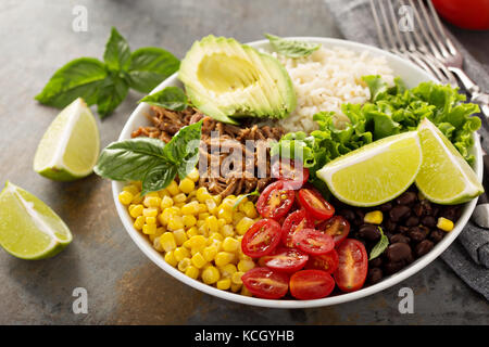 Bol à salade mexicaine de porc avec du riz et des Banque D'Images