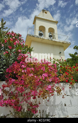 Otthodox église avec fleurs de printemps, Kefalonia, îles Ioniennes, Grèce Banque D'Images