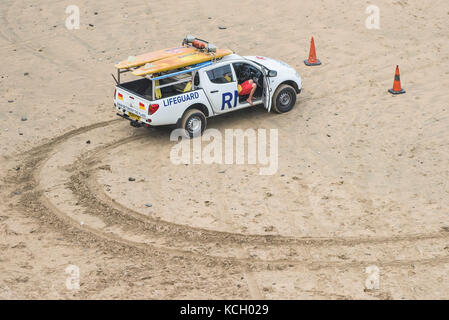 Un véhicule de patrouille de la RNLI garé sur une plage en Cornouailles. Banque D'Images