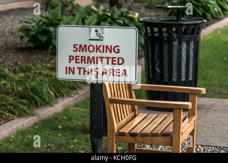 Espace fumeurs banc extérieur en zone fumeurs autorisés Banque D'Images